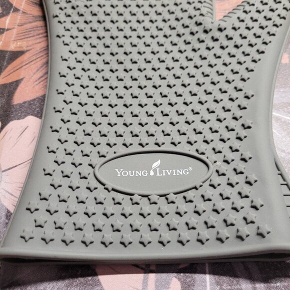 Young Living Gray Heat Resistant Slip On Silicone Gloves - Picture 3 of 4